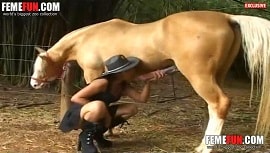 Зоофилка в шляпе сосет у рыжей лошади и пробует зоосекс